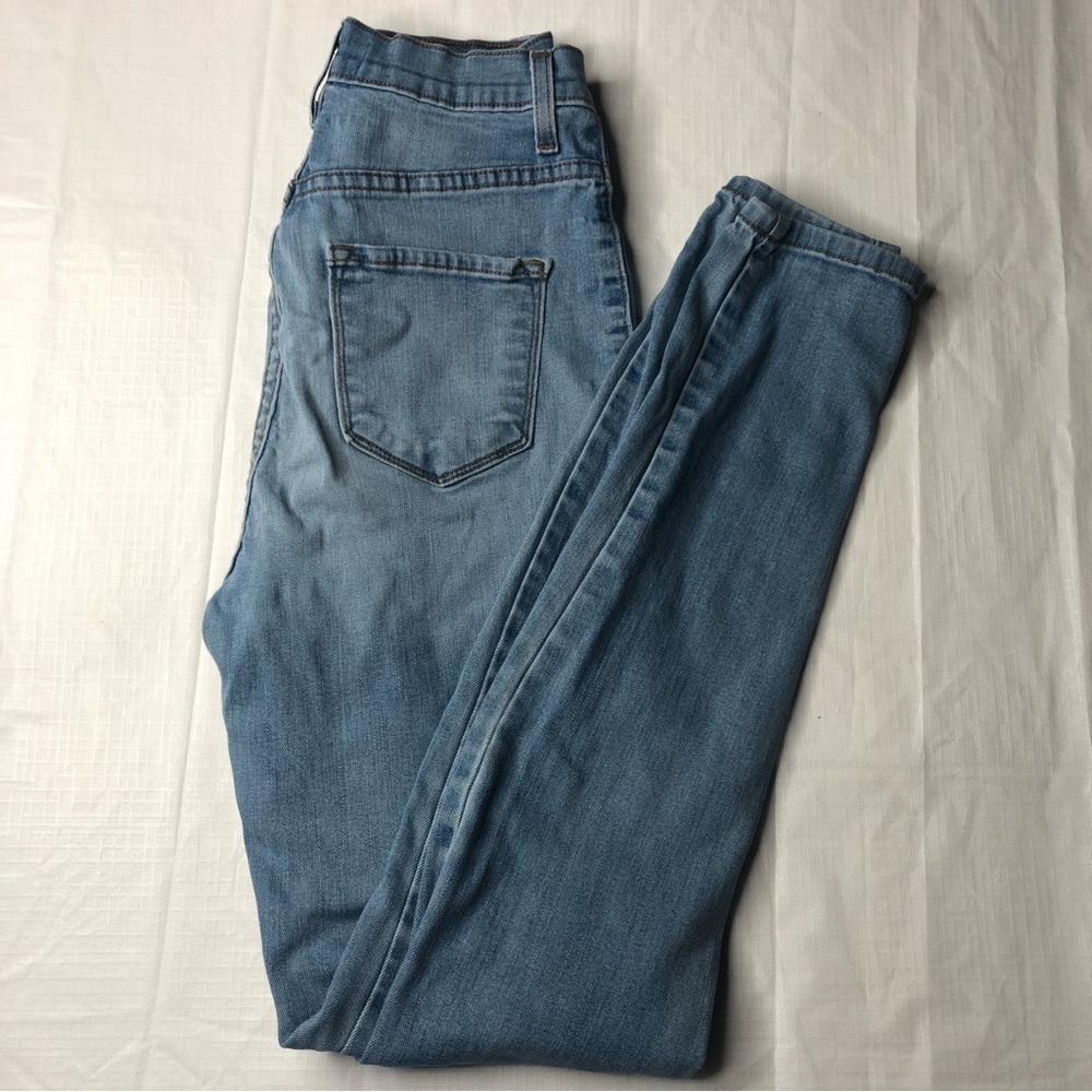 Fashion Nova skinny jeans. Women’s size 7 (w27). Medium blue.